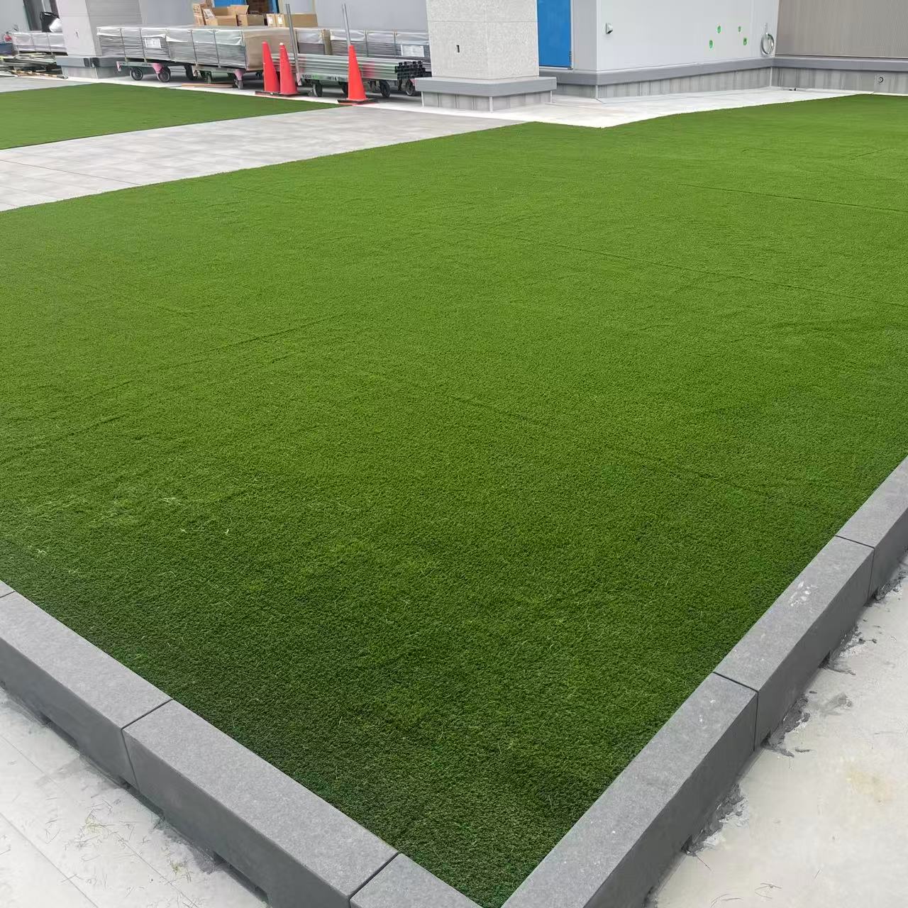 WBD三ノ宮ビル屋上人工芝敷設