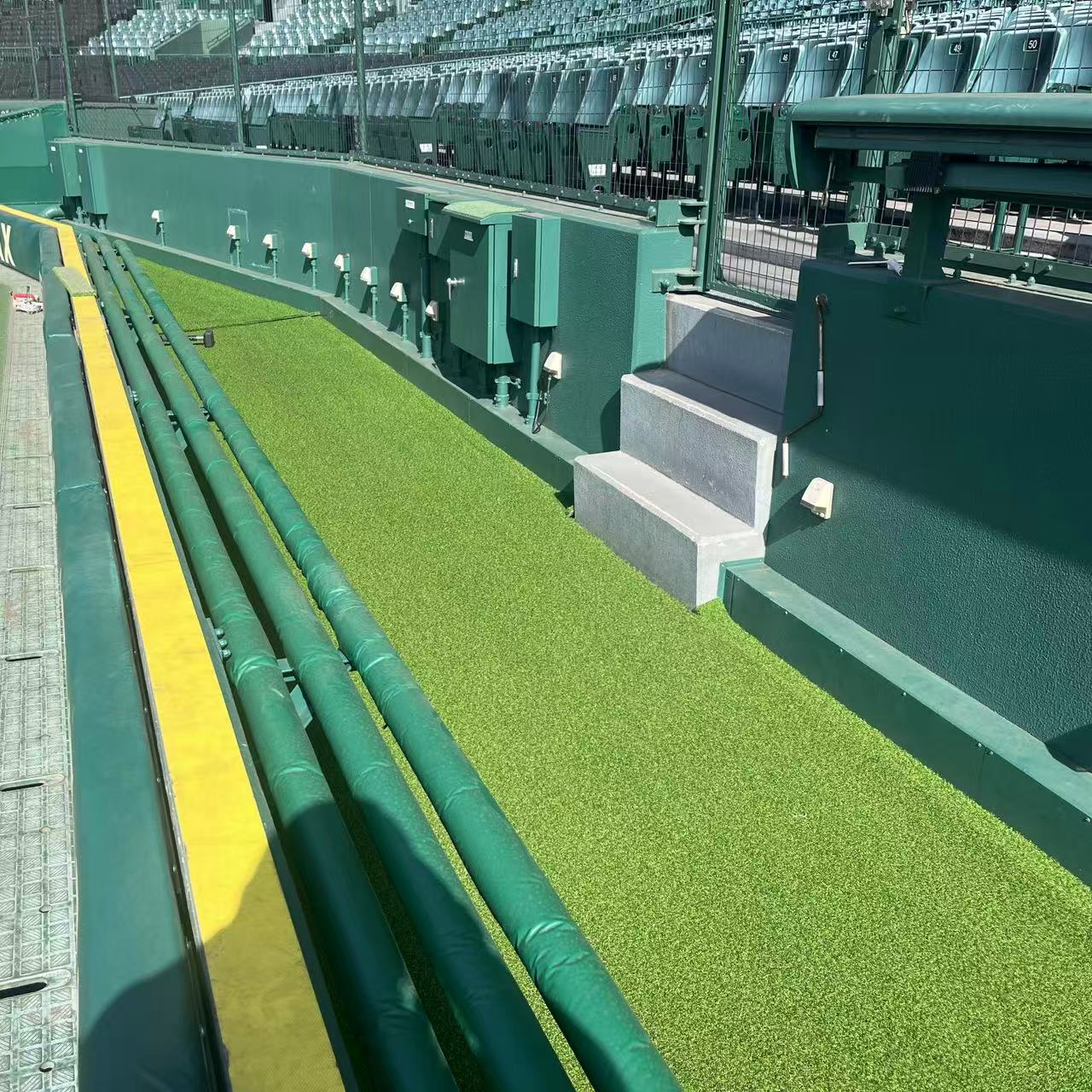 甲子園球場カメラマン席人工芝敷設